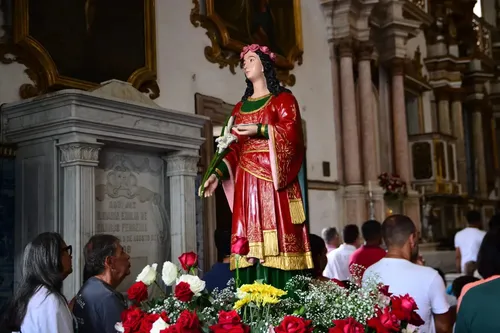 
				
					FOTOS: Devotos se reúnem em celebração a Santa Luzia em Salvador
				
				