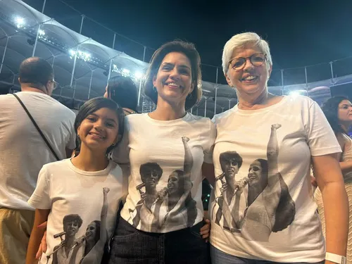 
				
					FOTOS: fãs lotam Fonte Nova para ver Caetano Veloso e Maria Bethânia
				
				