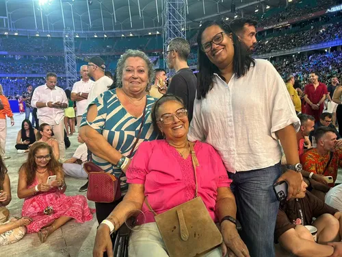 
				
					FOTOS: fãs lotam Fonte Nova para ver Caetano Veloso e Maria Bethânia
				
				