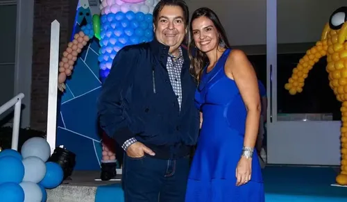 
				
					Faustão ganha homenagem da esposa após susto: 'Dádiva de estar vivo'
				
				