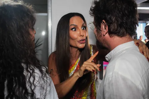 
				
					Festival de Verão: Ivete Sangalo e Saulo trocam carinho; veja fotos
				
				