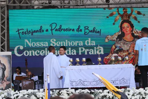 
				
					Fiéis lotam igreja em reverência à Nossa Senhora da Conceição da Praia
				
				