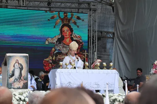 
				
					Fiéis lotam igreja em reverência à Nossa Senhora da Conceição da Praia
				
				