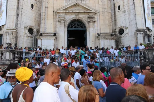 
				
					Fiéis lotam igreja em reverência à Nossa Senhora da Conceição da Praia
				
				