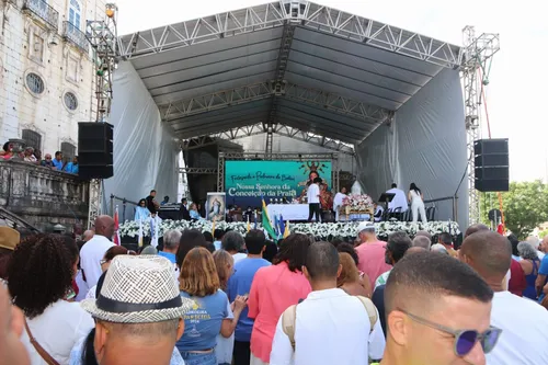 
				
					Fiéis lotam igreja em reverência à Nossa Senhora da Conceição da Praia
				
				