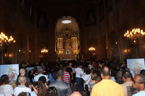 
				
					Fiéis lotam igreja em reverência à Nossa Senhora da Conceição da Praia
				
				