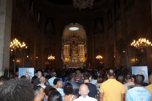 
				
					Fiéis lotam igreja em reverência à Nossa Senhora da Conceição da Praia
				
				