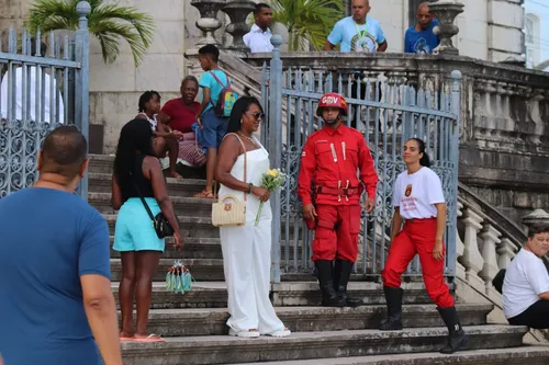 
				
					Fiéis lotam igreja em reverência à Nossa Senhora da Conceição da Praia
				
				