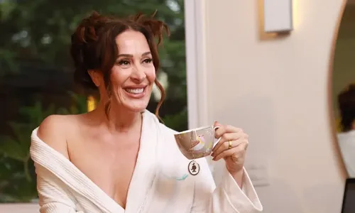 
					Claudia Raia se retrata com fã após 'constrangimento' em peça
				
				