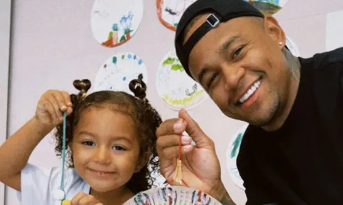 
				
					Filha de Léo Santana rouba a cena em festa de Páscoa e Ivete reage
				
				