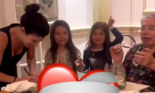 
				
					Filha de Silvio Santos resgata foto rara com o pai e emociona fãs
				
				