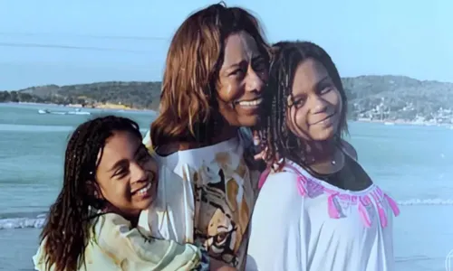 
				
					Filhas de Glória Maria espalham cinzas da jornalista em praia; VÍDEO
				
				