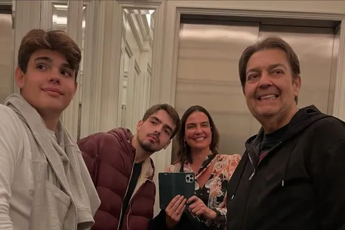 
				
					Faustão volta a ser internado às vésperas de completar 75 anos
				
				