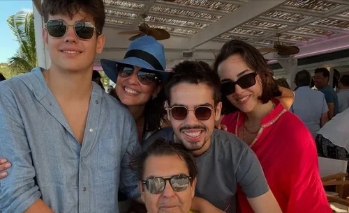 
				
					Filho de Faustão emociona com homenagem ao pai: 'Eterno ídolo'
				
				