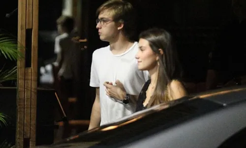 
				
					Filho de Luciano Huck curte noite com namorada em carro de R$ 1,5 mi
				
				