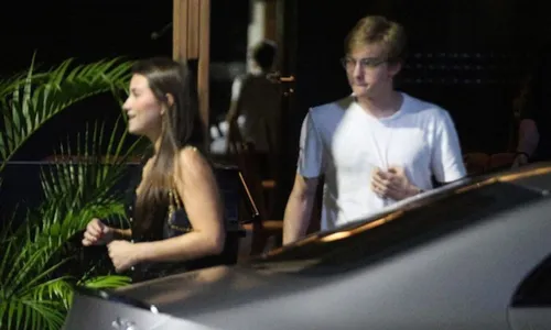 
				
					Filho de Luciano Huck curte noite com namorada em carro de R$ 1,5 mi
				
				
