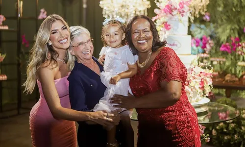 
				
					Léo Santana reúne Lore, Liz e mais em festão de aniversário para mãe
				
				