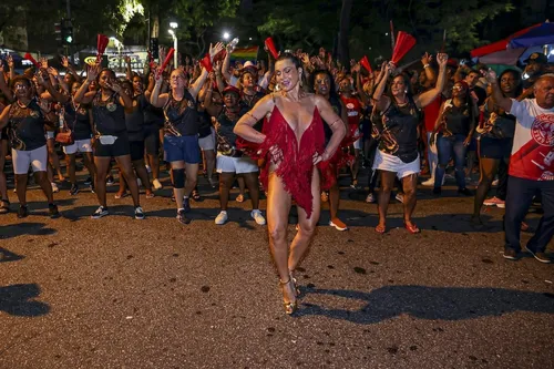 
				
					Flávia Alessandra é detonada por samba no pé: 'Deixando morrer'
				
				