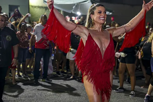 
				
					Flávia Alessandra é detonada por samba no pé: 'Deixando morrer'
				
				