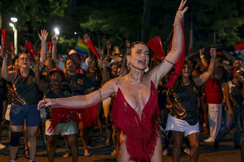 
				
					Flávia Alessandra é detonada por samba no pé: 'Deixando morrer'
				
				