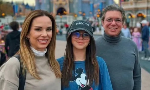 
				
					Fora da Globo, Boninho curte a Disney com Ana Furtado e a filha
				
				