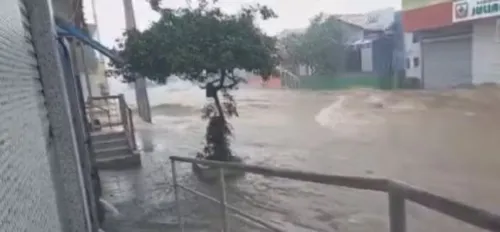 
				
					Fortes chuvas causam estragos e deixam moradores desalojados na Bahia
				
				