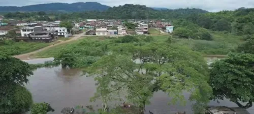 
				
					Fortes chuvas causam estragos e deixam moradores desalojados na Bahia
				
				