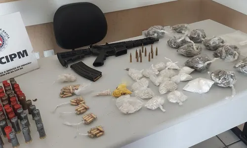 
				
					Fuzil, munições e drogas são apreendidos em bairro de Salvador
				
				