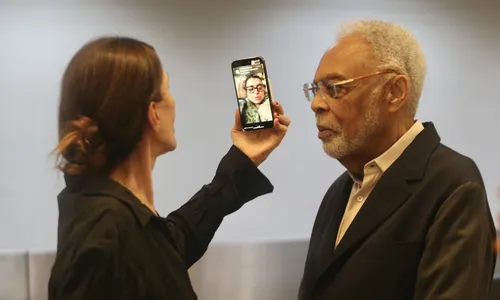 
				
					Gilberto Gil aparece em chamada de vídeo emocionante com Preta Gil
				
				