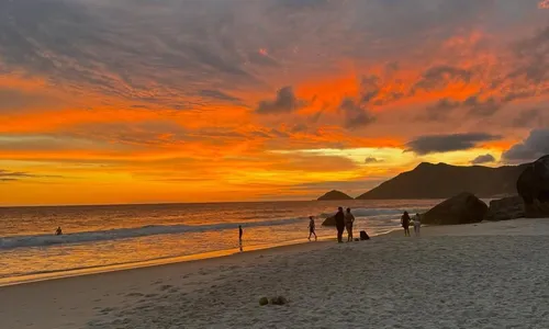 
				
					Gracyanne Barbosa curte Virada em praia de nudismo após Natal com Belo
				
				