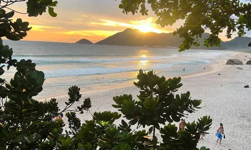 
				
					Gracyanne Barbosa curte Virada em praia de nudismo após Natal com Belo
				
				