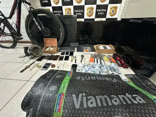 
				
					Grupo é preso após furto de joias avaliadas em R$ 250 mil na Bahia
				
				