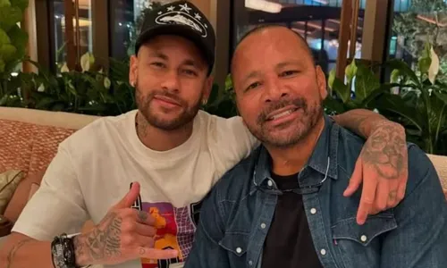 
				
					Pai defende Neymar após críticas: 'Seu ídolo é aquele que trai? Não'
				
				