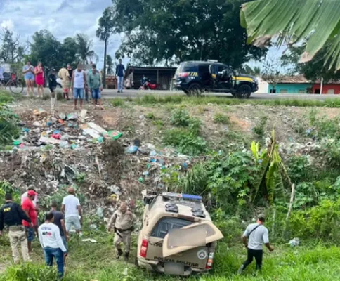 
				
					Homem ataca PMs da Bahia dentro de viatura e provoca acidente na BR-10
				
				