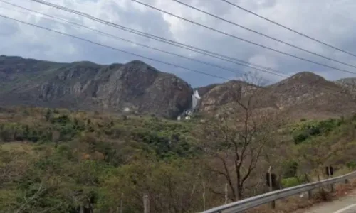 
				
					Homem morre após cair de cachoeira na Bahia ao tentar tirar foto
				
				