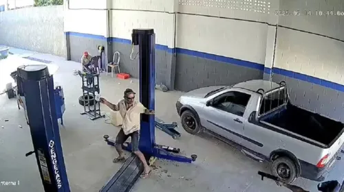 
				
					Homem é morto após tentar furtar bateria de carro no interior da Bahia
				
				