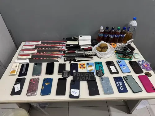 
				
					Homem é preso ao tentar entrar com 24 celulares em presídio na Bahia
				
				