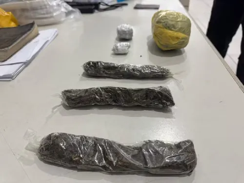 
				
					Homem é preso ao tentar entrar com 24 celulares em presídio na Bahia
				
				