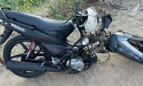 
				
					Homem fica ferido e motocicleta parte ao meio após acidente na Bahia
				
				