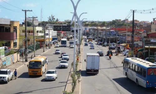 
				
					Homem morre atropelado enquanto caminhava em avenida de Salvador
				
				