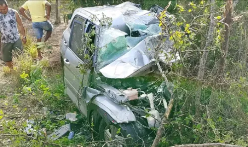 
				
					Homem morre e carro pega fogo após colisão entre caminhões na BR-324
				
				