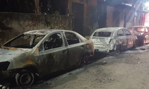 
				
					Homens armados invadem bairro de Salvador e queimam carros
				
				