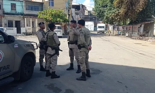 
				
					Homens armados invadem bairro de Salvador e queimam carros
				
				