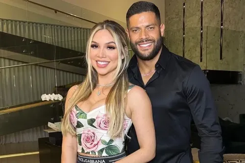 
				
					Hulk inicia casamento de 3 dias com sobrinha, Camila Ângelo
				
				