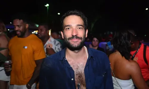 
					Humberto Carrão dá beijão em atriz baiana durante festa de 'Vale Tudo'
				
				