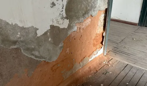 
					'Igreja de ouro' segue interditada em Salvador 6 meses após tragédia
				
				