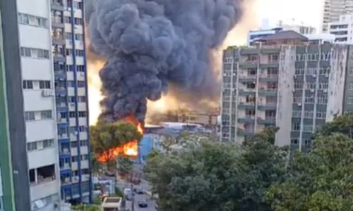 
				
					Incêndio destrói mercado no Jardim Apipema, em Salvador; vídeo
				
				