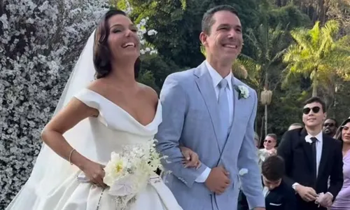
				
					Isis Valverde casa com Marcus Buaiz em festa de luxo e com exigências
				
				