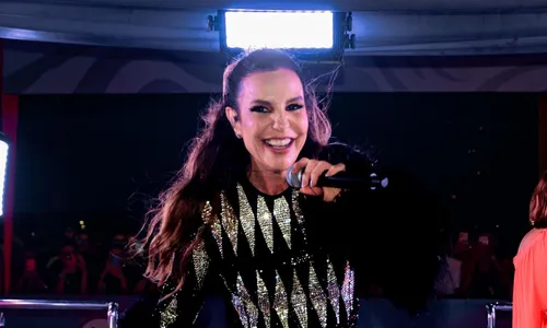 
				
					Ivete Sangalo dá invertida em apresentadora e público vibra
				
				