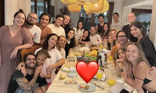 
				
					Ivete Sangalo exibe foto rara com filhos crescidos e encanta web
				
				